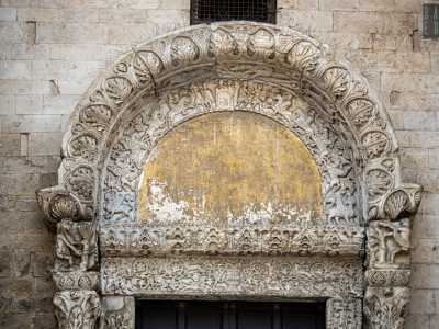 ...sono presenti due blocchi sui quali � impostato l�archivolto (ornato di palme, grappoli d�uva e colombe tra pini)...


